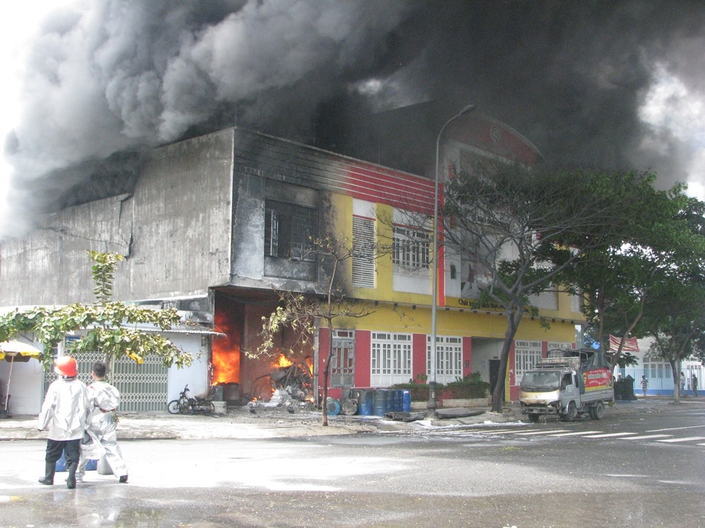 Bên trong, hàng trăm thùng sơn đang bốc cháy dữ dội